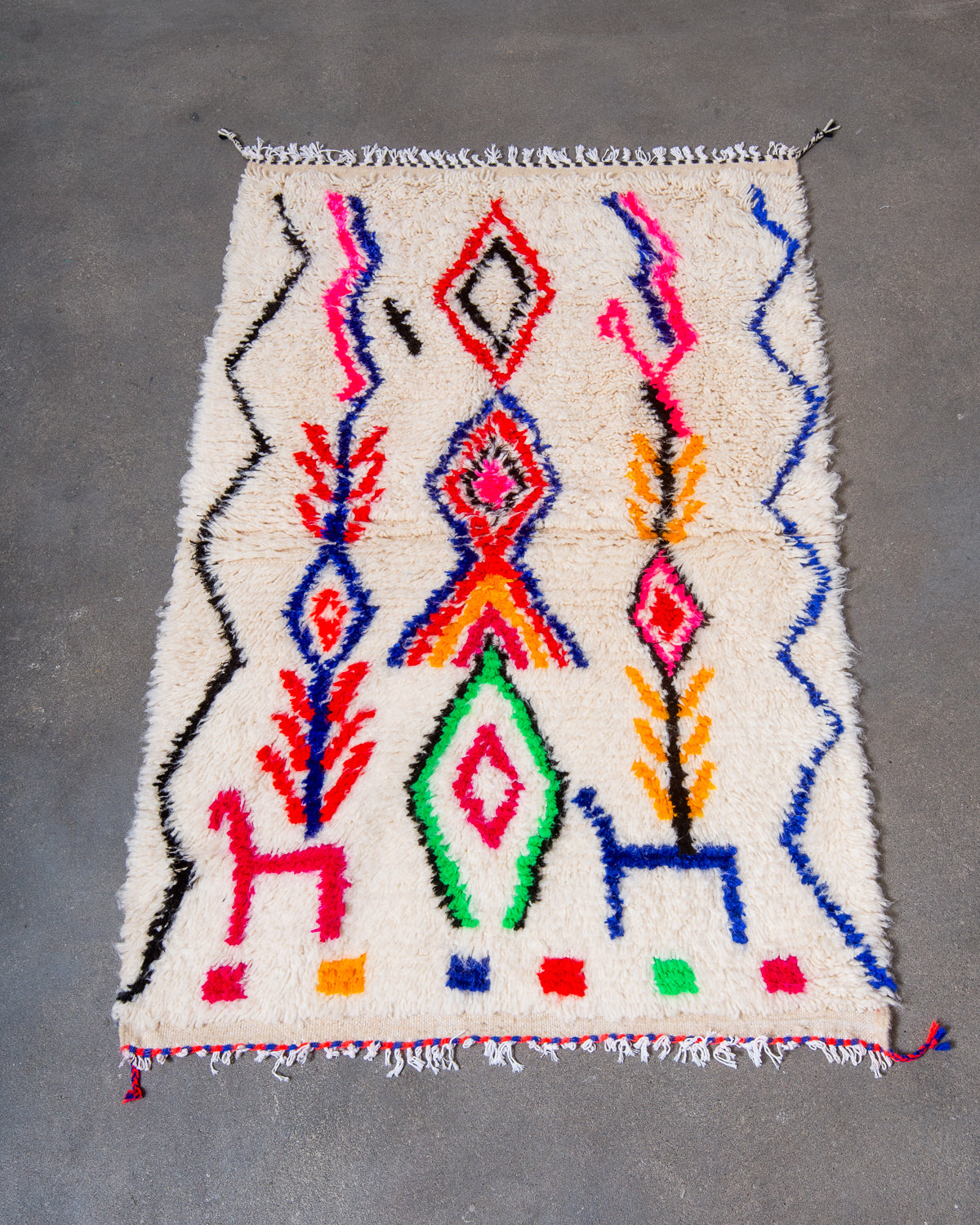 Modern designer handcrafted Berber rug from Morocco. Azilal rug with beautiful colours and patterns. Made of sheep’s wool and colourful cotton.